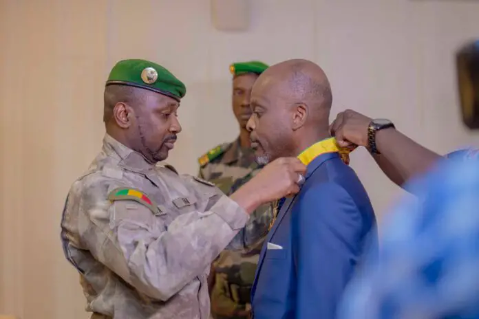 Robert Dussey élevé au rang de Commandeur de l’ordre national au Mali